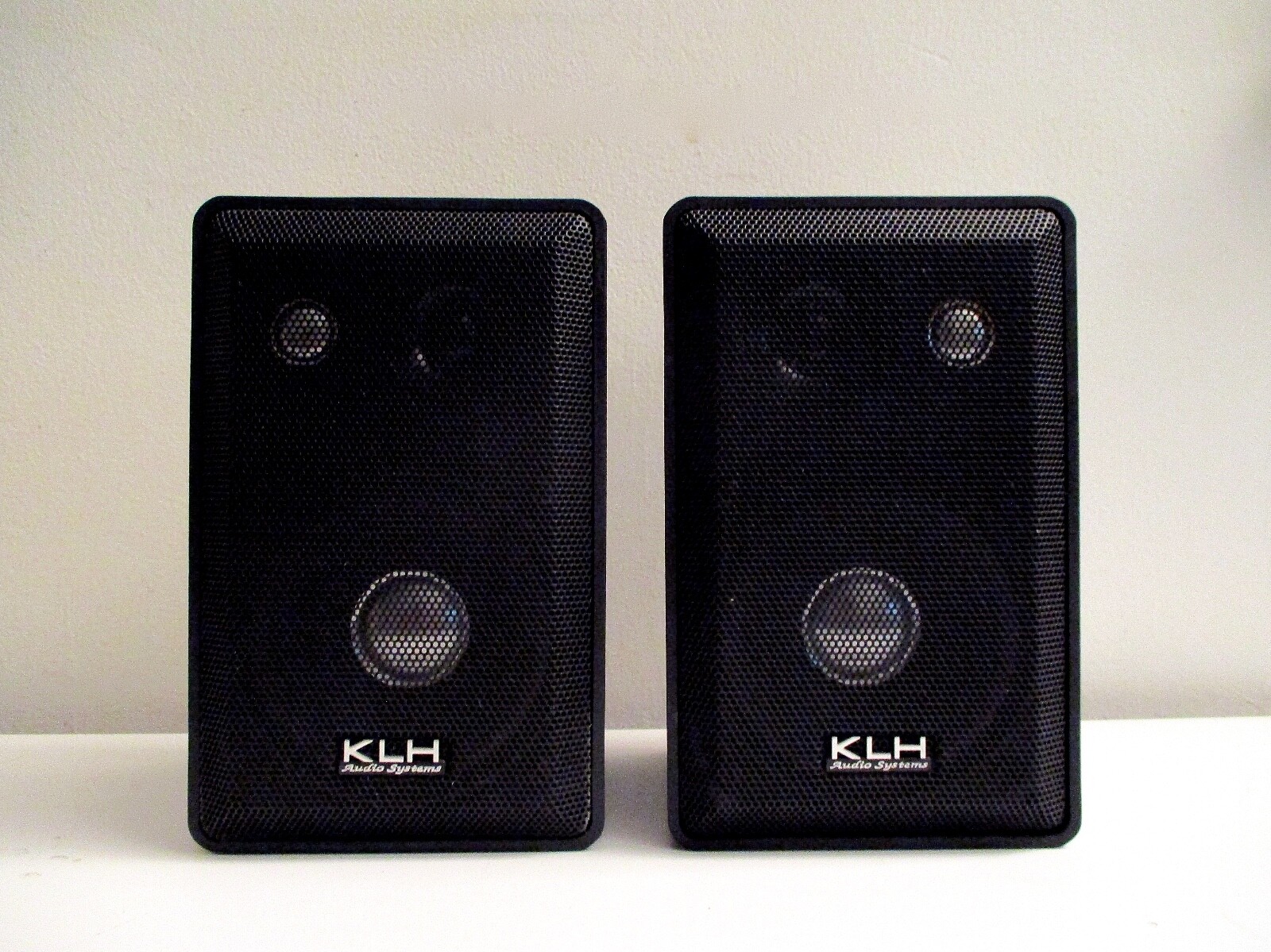Pair KLH 979B Indoor/Outdoor Speakers 3Way Bookshelf RV Boat Car Home