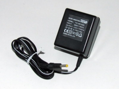 2x Netzadapter von 230V auf 4,5V 700mA  Typ T4145700D mit Hohlstecker 105-00-01