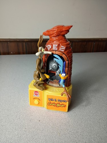 PEZ Looney Tunes Wile E. Coyote Battery Powered Candy Hander, Tested Works 