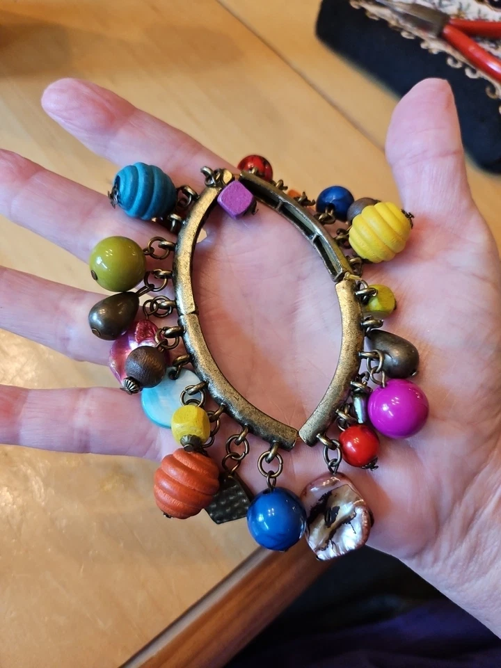Pulsera de latón ajustable con cuentas de bola Foto 4 de 4