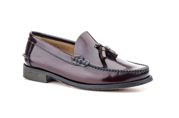 Zapato de vestir castellano de cuero burdeos con adornos de borlas y suela cuero