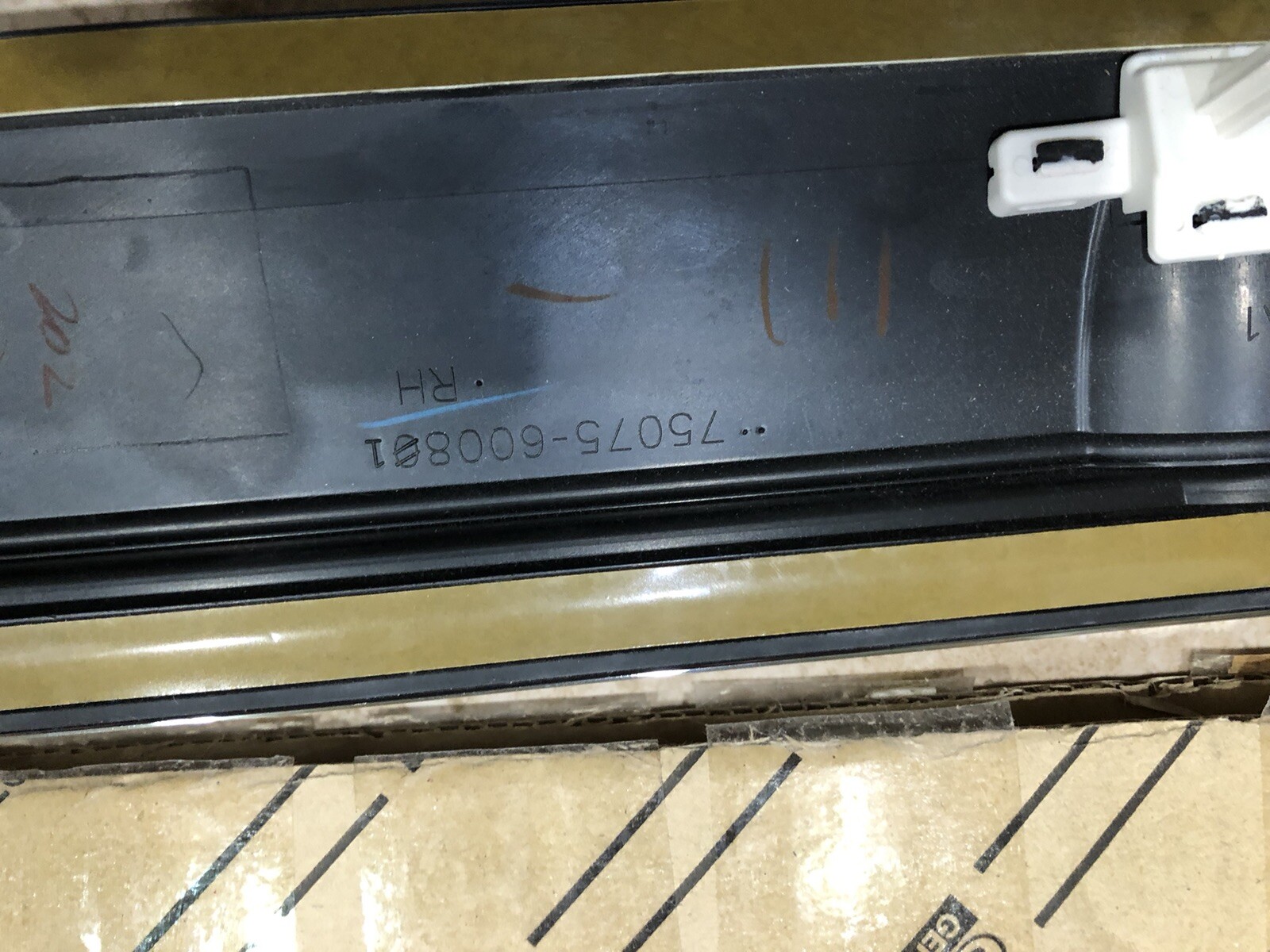 *NEW LEXUS GX460 RIGHT PASSENGER REAR DOOR SIDE MOLDING 7507560081C0