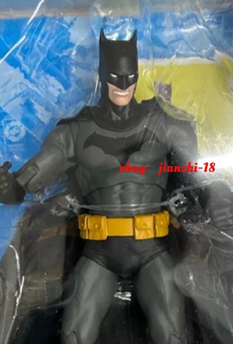 Juguete McFarlane DC Multiverse El Cobarde Batman Rojo Edición Platino Nuevo en Mano - Imagen 5 de 6