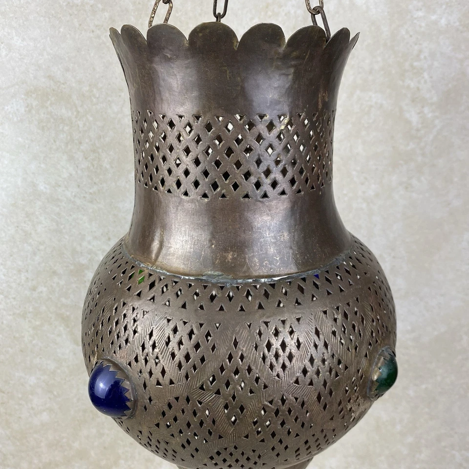 Suspension Artisanale Marocaine en Cuivre Ajouré et Cabochons de Verre Coloré - Photo 3/4