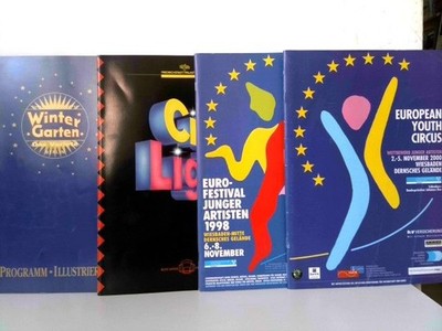 Konvolut: 4 Bände von div. Show / Varieté / Circus Programmheften etc div. Hrsg: