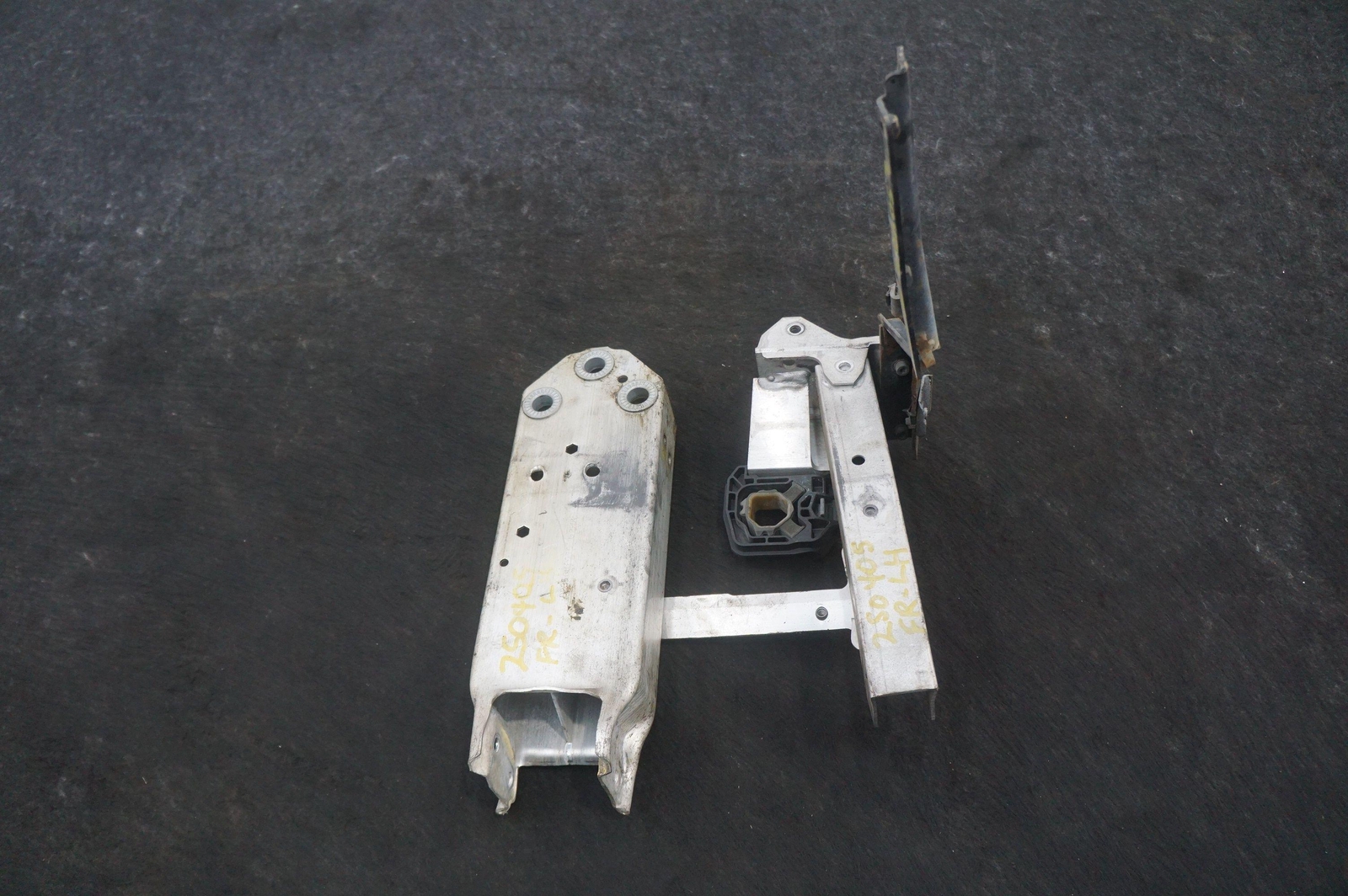 Front Bumper Left Support Bracket 51647158007 Rolls Royce Ghost Series I 2009-14
