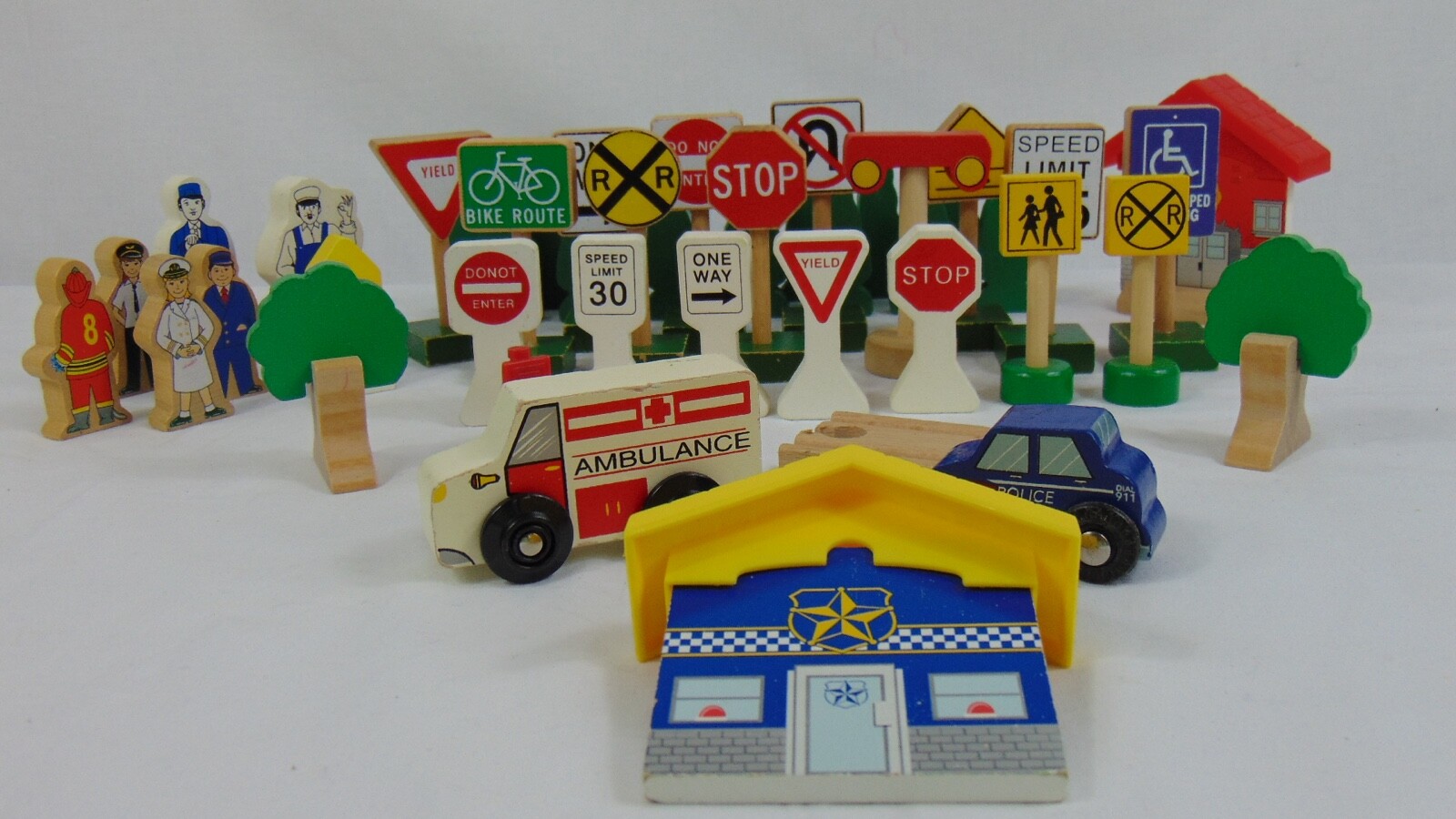 VTG 51-Piece Thomas & Friends Wooden Railway Set with People Buildings Trees Signs