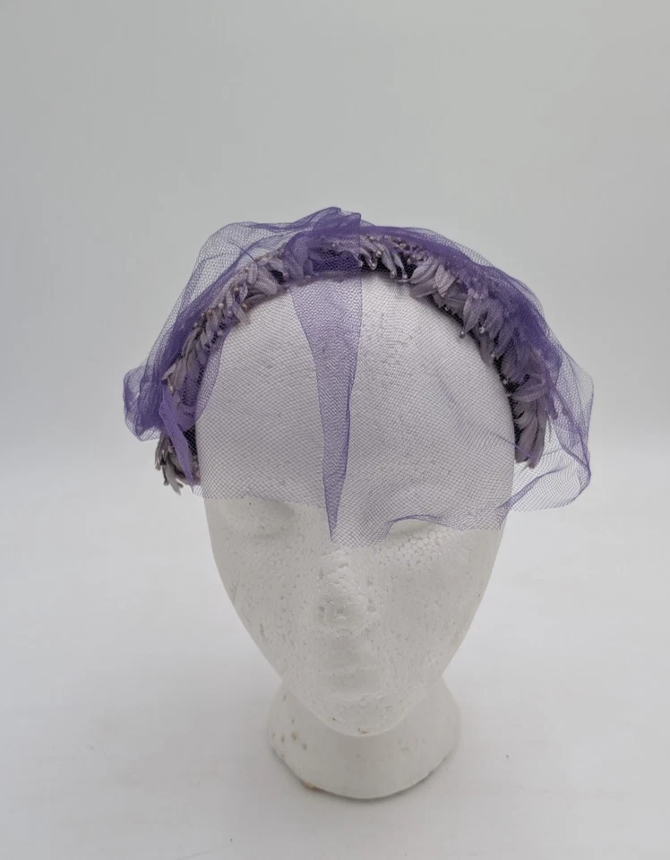 Diadema de medio sombrero púrpura imitación pluma malla vintage años 50 60 para mujer Foto 3 de 4