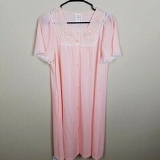 Vintage Embroidered Robe Housecoat Size Small Scalloped Neckline Button Front
