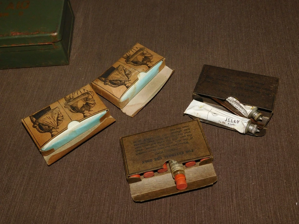 VINTAGE TELEPHONE BELL SYSTEM METAL FIRST AID BOX - Image 4 of 4