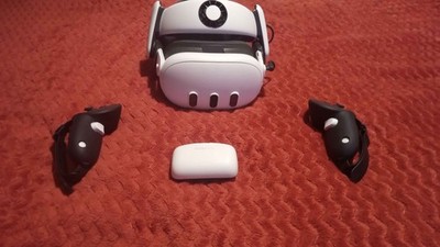 oculus quest 3 with bobovr head strap and both controllers