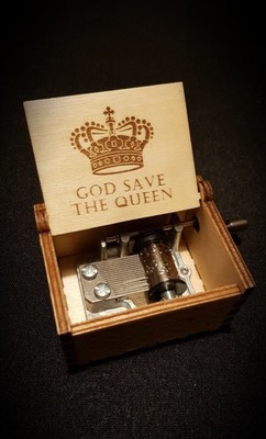 God Save the Queen Spieluhr aus Holz   personalisierbar