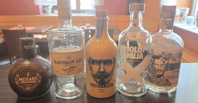 5 Leere Flaschen Absolut ,Mozart, Saffron,Knut Hansen, Don Papa