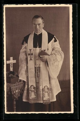 Pater Hans Kramer im vollen Ornat, Ansichtskarte 