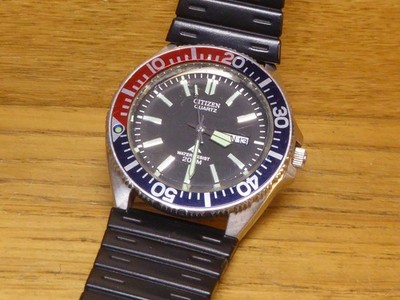 Citizen Promaster 200M Taucheruhr 5502-F50344 mit Pepsi Lünette, Tag / Datum.