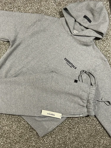 Set completo tute Fear of God Essentials farina d'avena scura taglia small unisex