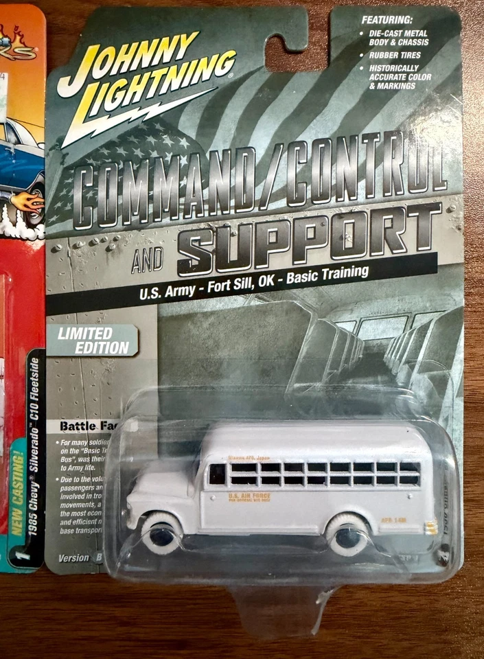 Lote de 2 Johnny Lightning White Lightning! Chevy Bus 56 e Chevy Silverado 85 - Imagem 3 de 4