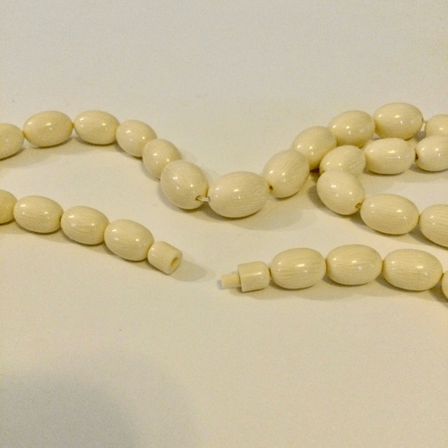 Collana catena chiusura nascosta celluloide francese laureata avorio donna vintage - Foto 3 di 7