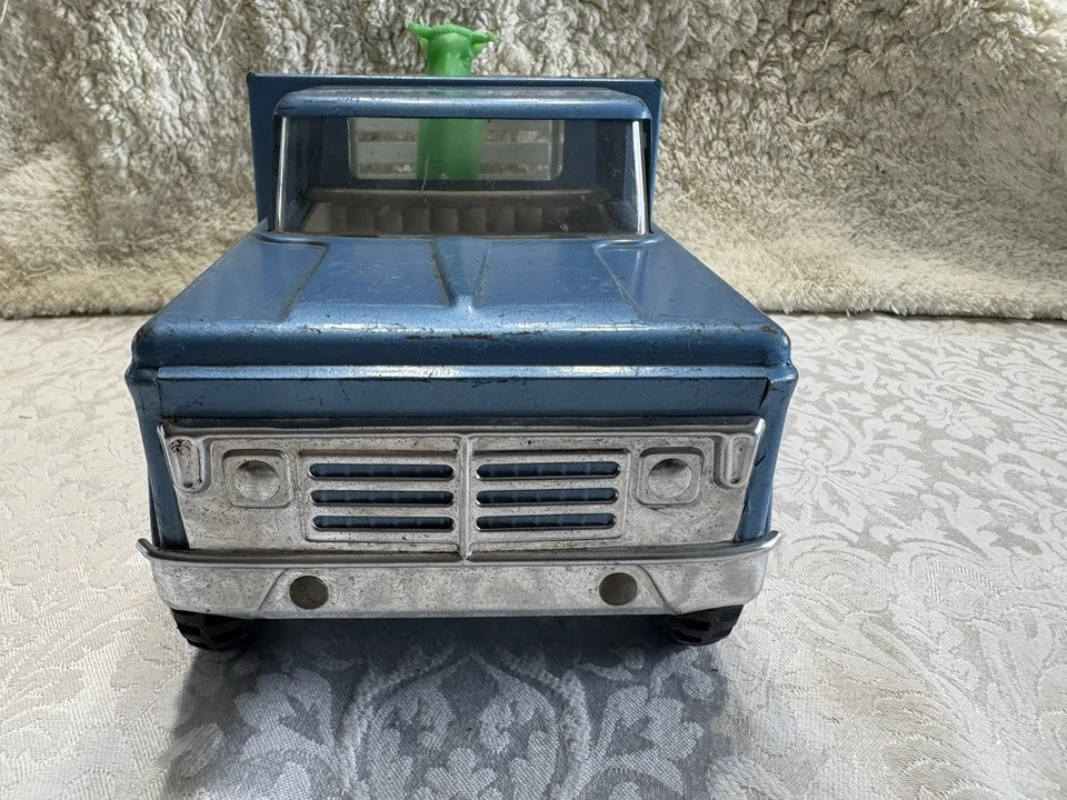 Structo Vintage Livestock Stake Bed Truck With 1 Bull - Image 2 of 4