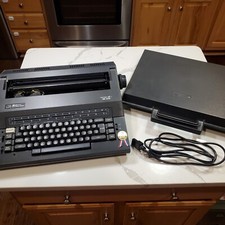 Smith Corona SE 200 Portable Electric Typewriter W/ Case + Powr Cord thumbnail