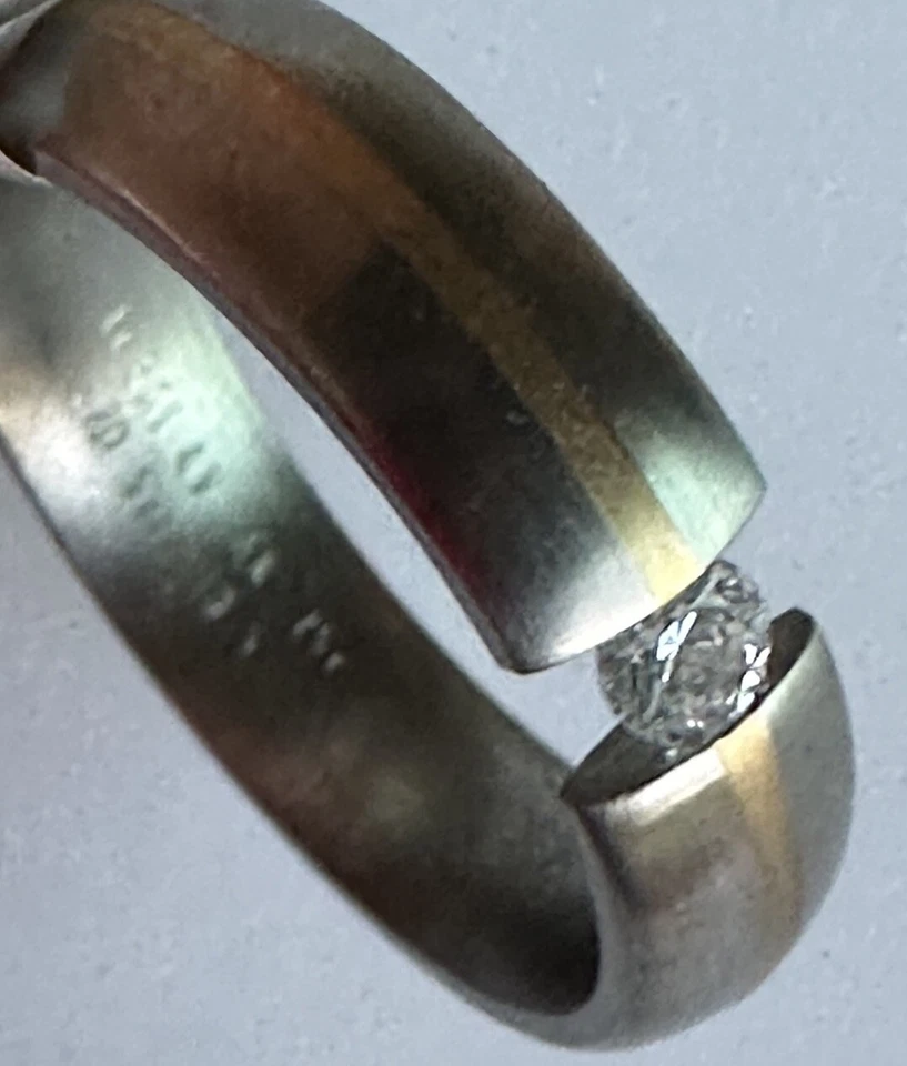 Alianza de boda de diamantes de oro de 14 quilates de titanio talla 10,5 pestañas de diseñador firmadas 6 mm Foto 3 de 4