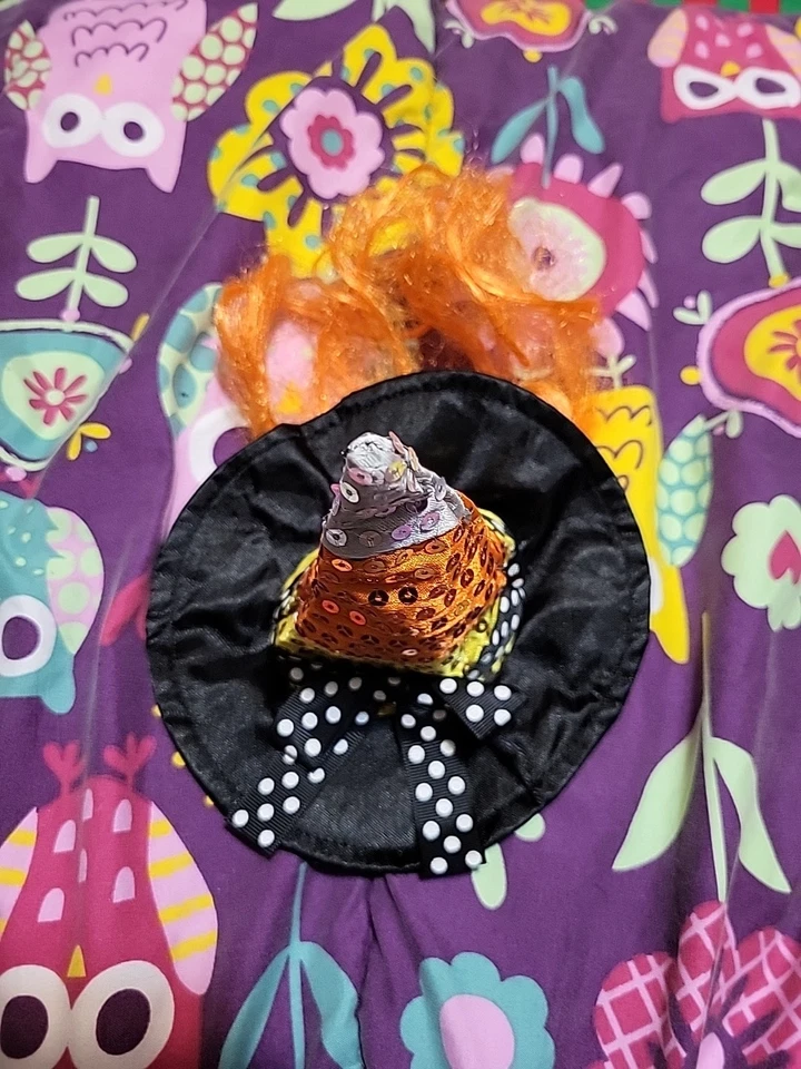 Sombrero de perro bruja Pets Mart Halloween con pelo naranja para perros pequeños o medianos Foto 2 de 4