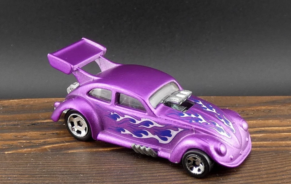 Hot Wheels 2014 Cool Classics 19/30 Volkswagen Drag Beetle Spectrafrost Purple - Image 2 of 4