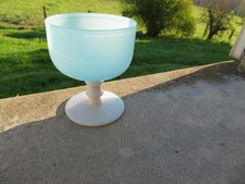 ancienne coupe en opaline bleu et blanc 10.6 cm de haut