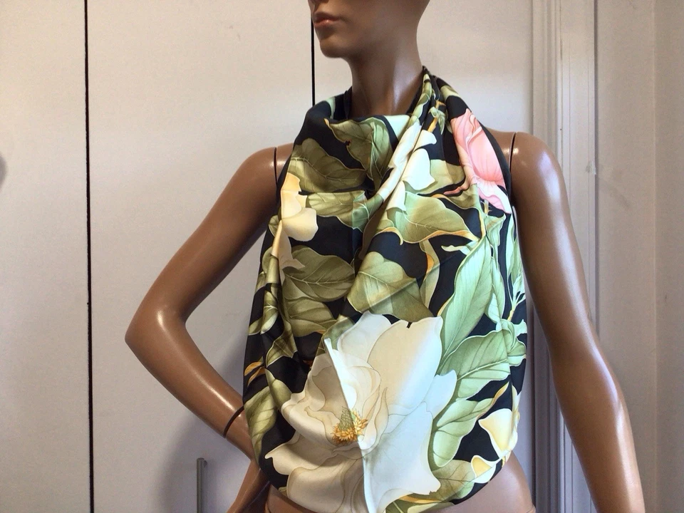 BUFANDA DE SEDA SALVATORE FERRAGAMO “Magnolia” (34” x 34”) NUEVA Foto 4 de 4
