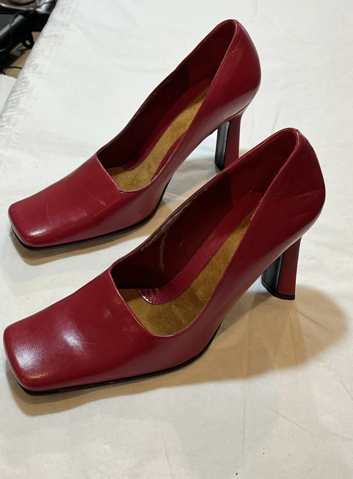 Zapatos de salón BCBG VINTAGE de cuero rojo italiano con pico de pato únicos talla 7,5 38 Foto 2 de 4