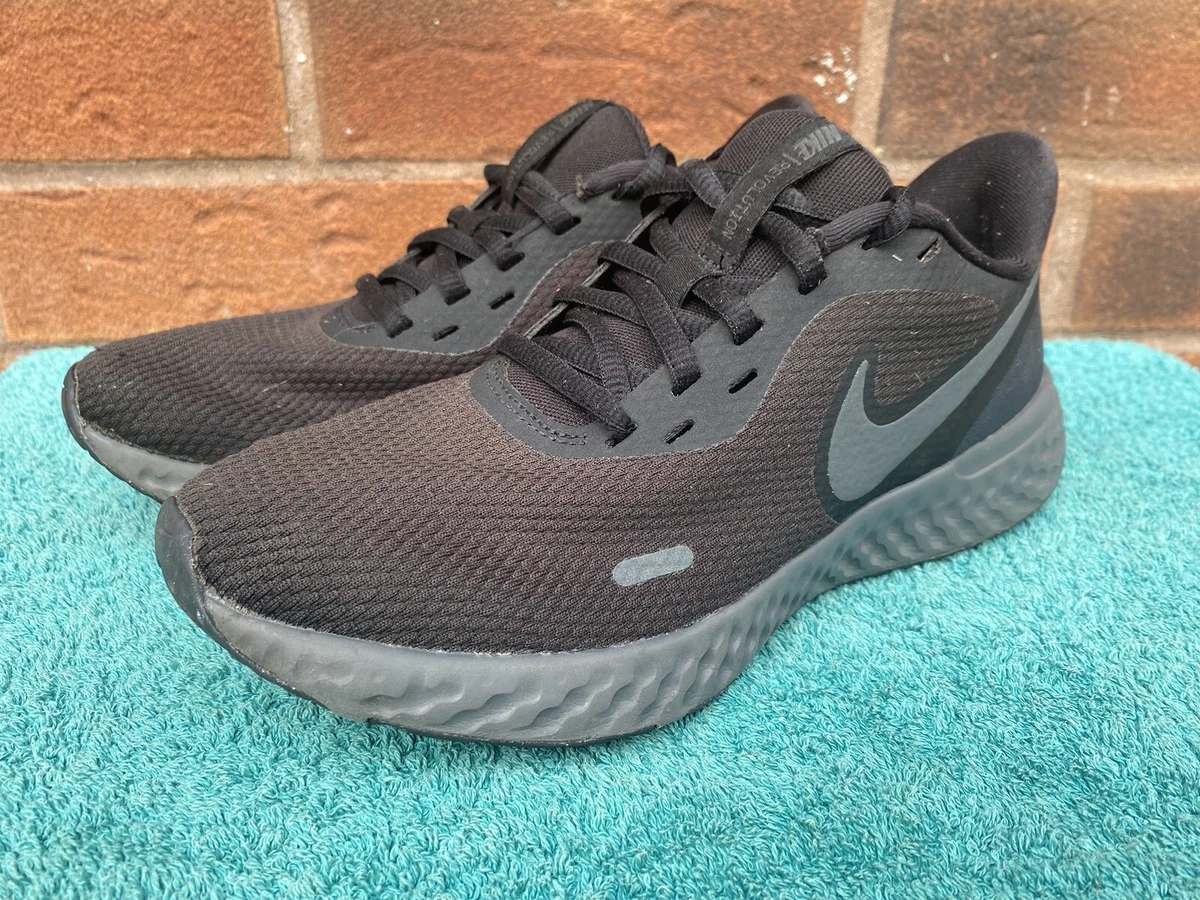 Nike black hotsell lightweight trainers