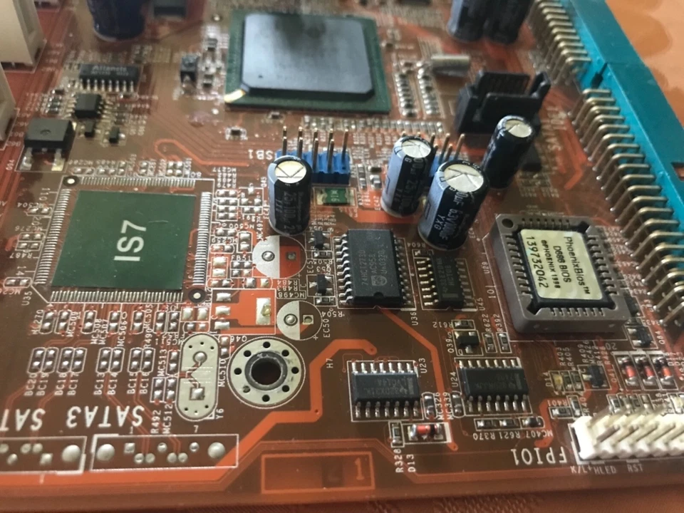 ABIT IS7, Socket 478, Intel Motherboard - Image 2 of 4