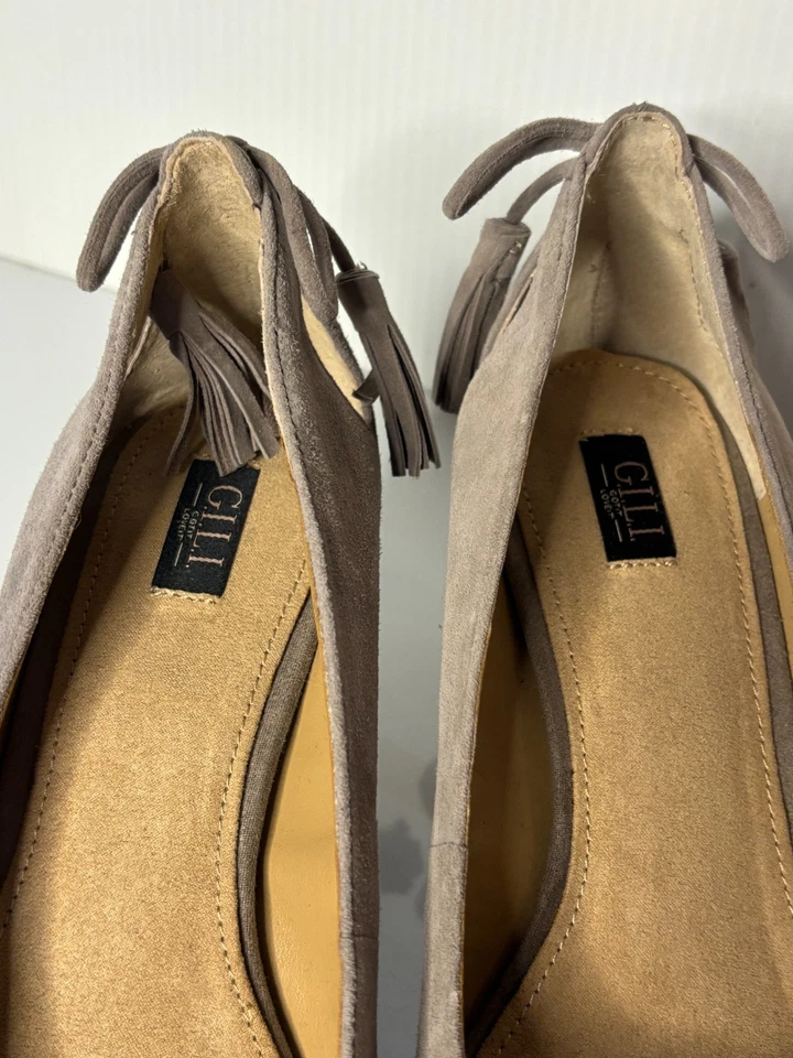 G.I.L.I Gray-Beige "Porcini" Suede Tassel Back Pointed Toe Mid-Heel Pumps 7 1/2 - Image 4 of 4