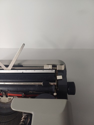 Olivetti Lettera 35 Manual Gray Typewriter Vintage Film TV Prop Spanish Model - Picture 11 of 22
