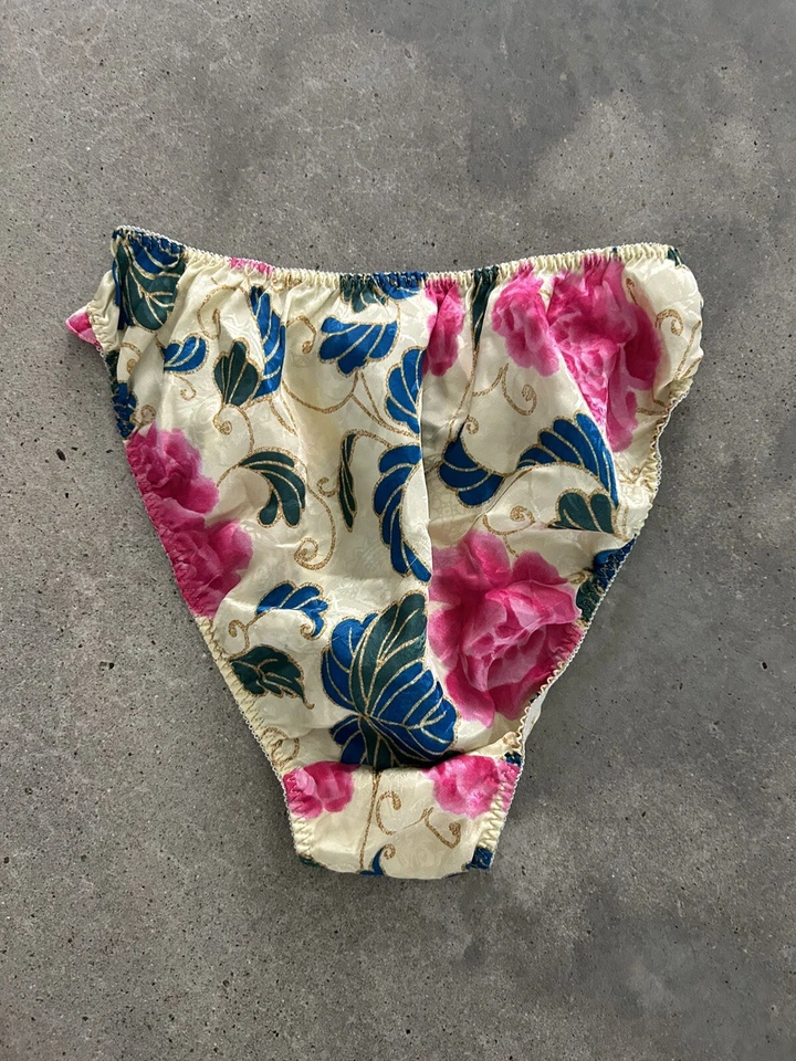 Raras Bragas Victoria's Secret Satén Flutter Bikini Corona Dorada Etiqueta Pequeña? Foto 2 de 4