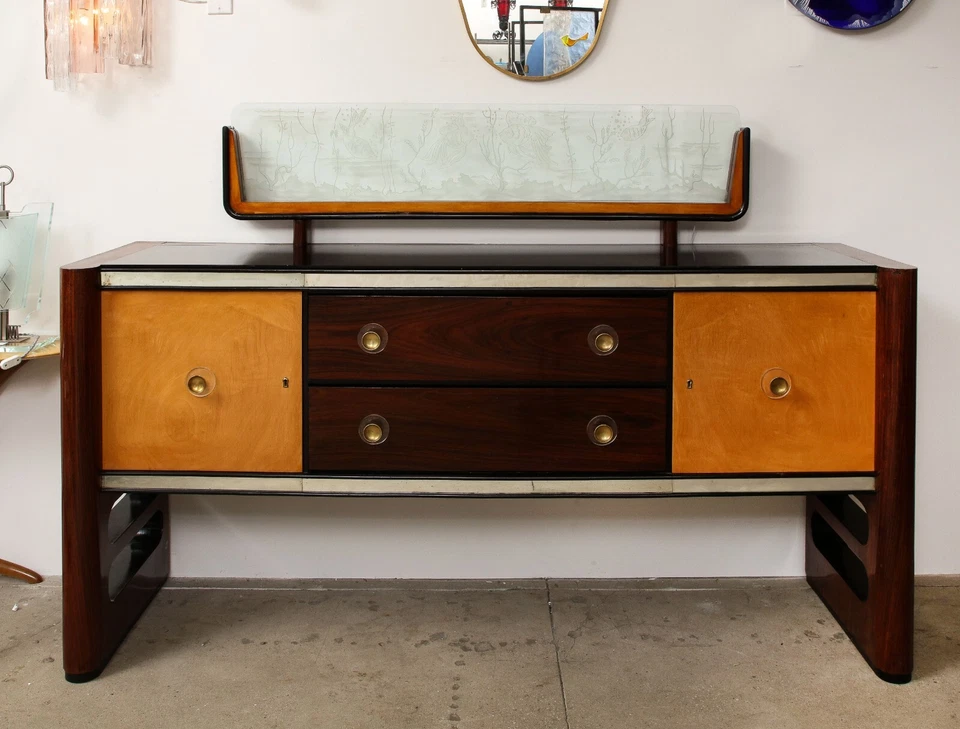 Osvaldo Borsani Credenza con panel luminar de vidrio Luigi Brusotti, años 40, Italia Foto 2 de 4