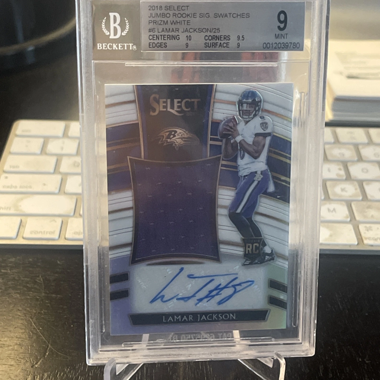 Lamar Jackson Panini Select Jumbo Rookie Signature Swatch Prizm #JMLJ White
