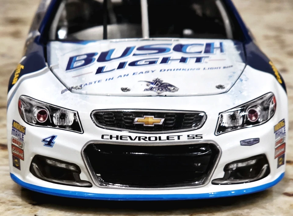 Chevrolet SS 2016 #4 Kevin Harvick Busch Light 1:24 Diecast Action Platinum Foto 2 de 4