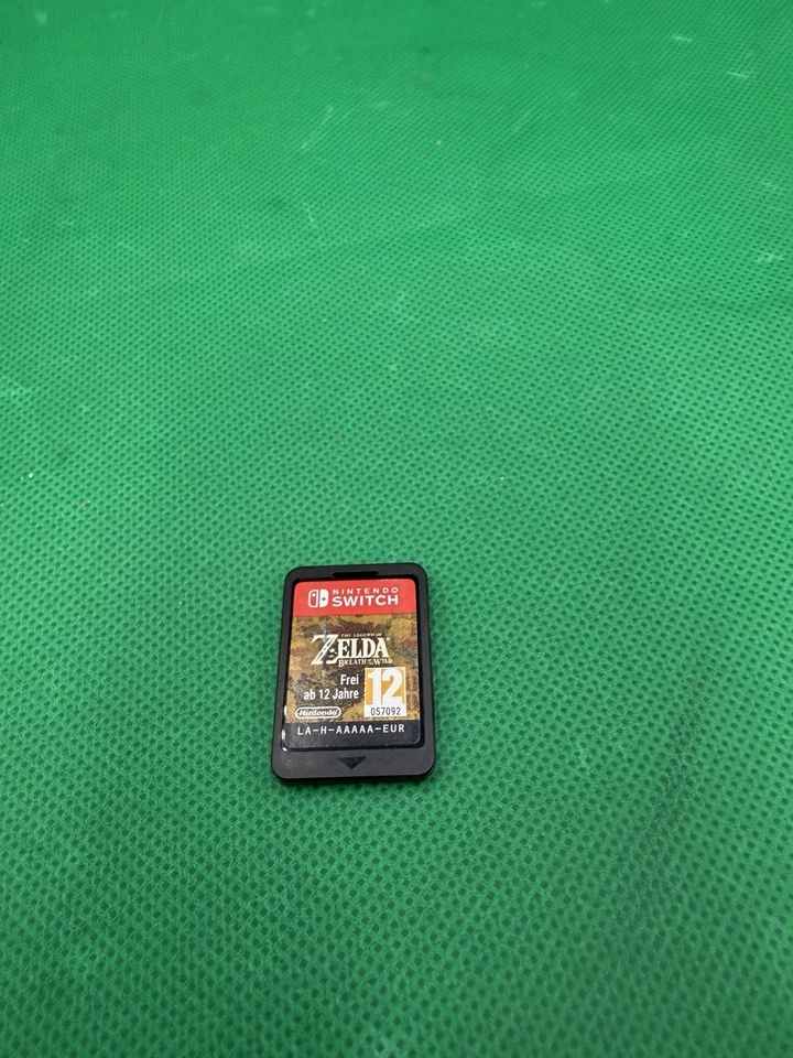 Nintendo Switch the Legend of Zelda: Breath of the Wild (2017) Boxed Game, photo 3 of 4