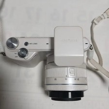 Samsung Mirrorless Camera White with Lens Cap