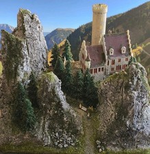 Modellbau Diorama – Burg / Schloss auf Felsen – Modelleisenbahn Landschaft