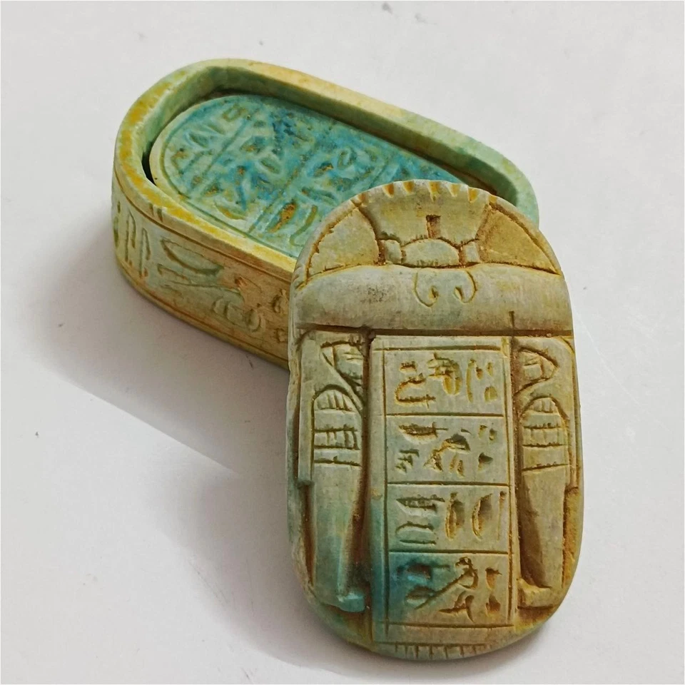 Antiguo escarabajo egipcio estilo con ataúd hecho a mano y detalles jeroglíficos único Foto 2 de 4