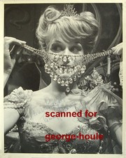 TAMMY GRIMES - PHOTOGRAPH - SIGNED  - LOOK AFTER LULU - TONY AWARD 