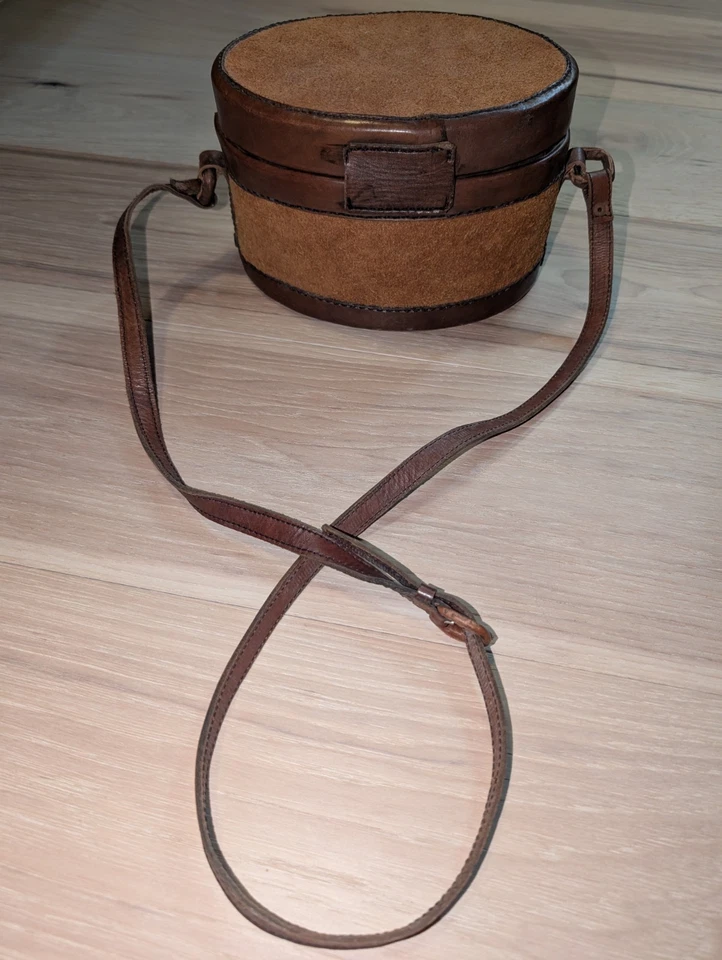 Antigua caja ovalada de cuero para hombre con cuello de cuero con correa de transporte usada en excelente estado Foto 4 de 4