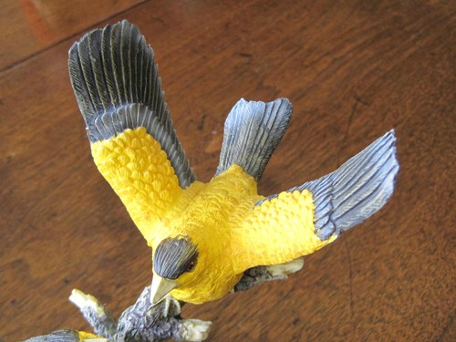 PÁJAROS NEGROS Y AMARILLOS ARTÍSTICAMENTE DETALLADOS DE COLECCIÓN ENCARAMADOS EN BASE DE RAMA DE ÁRBOL - Imagen 2 de 12