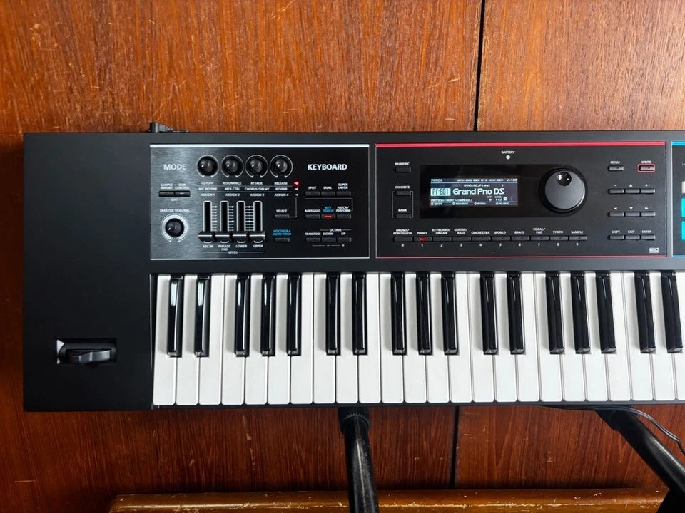Roland JUNO-DS 61 61-key Synthesizer w/ gig bag - Image 2 of 4