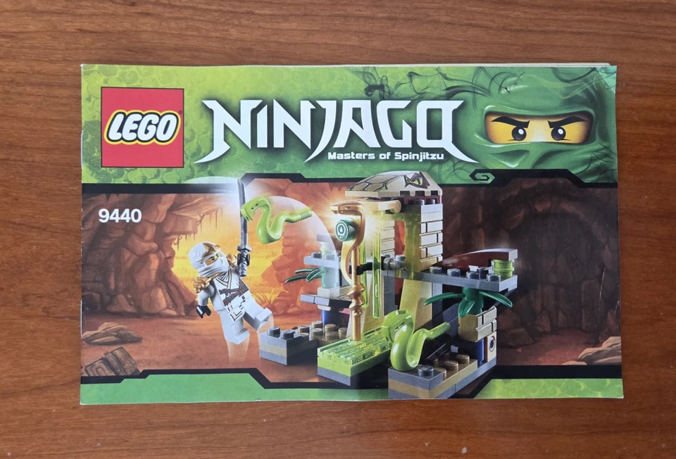 LEGO Ninjago 9440 Venomari Shrine, foto 2 di 2