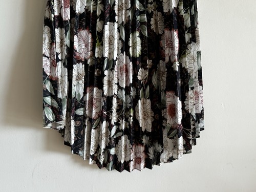 SUSSAN Ladies Skirt Sz 8 Black Floral Pleat Midi Asymmetric Hem Stretch Pleated - Picture 5 of 13