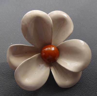 Vtg  Crème Brûlée Enamel Magnolia / Camellia Flower Brooch   2'' Floral Pin RARE