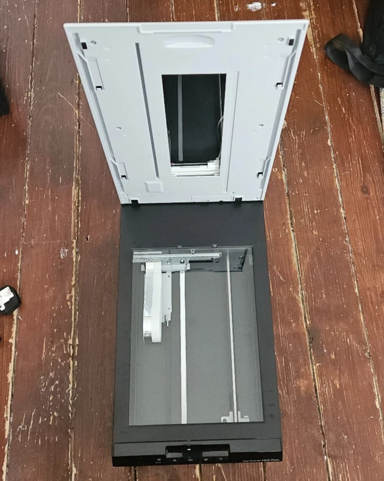 Epson Perfection V600 USB Flatbed Photo & Film Negatives Scanner + Holders - Image 4 of 4